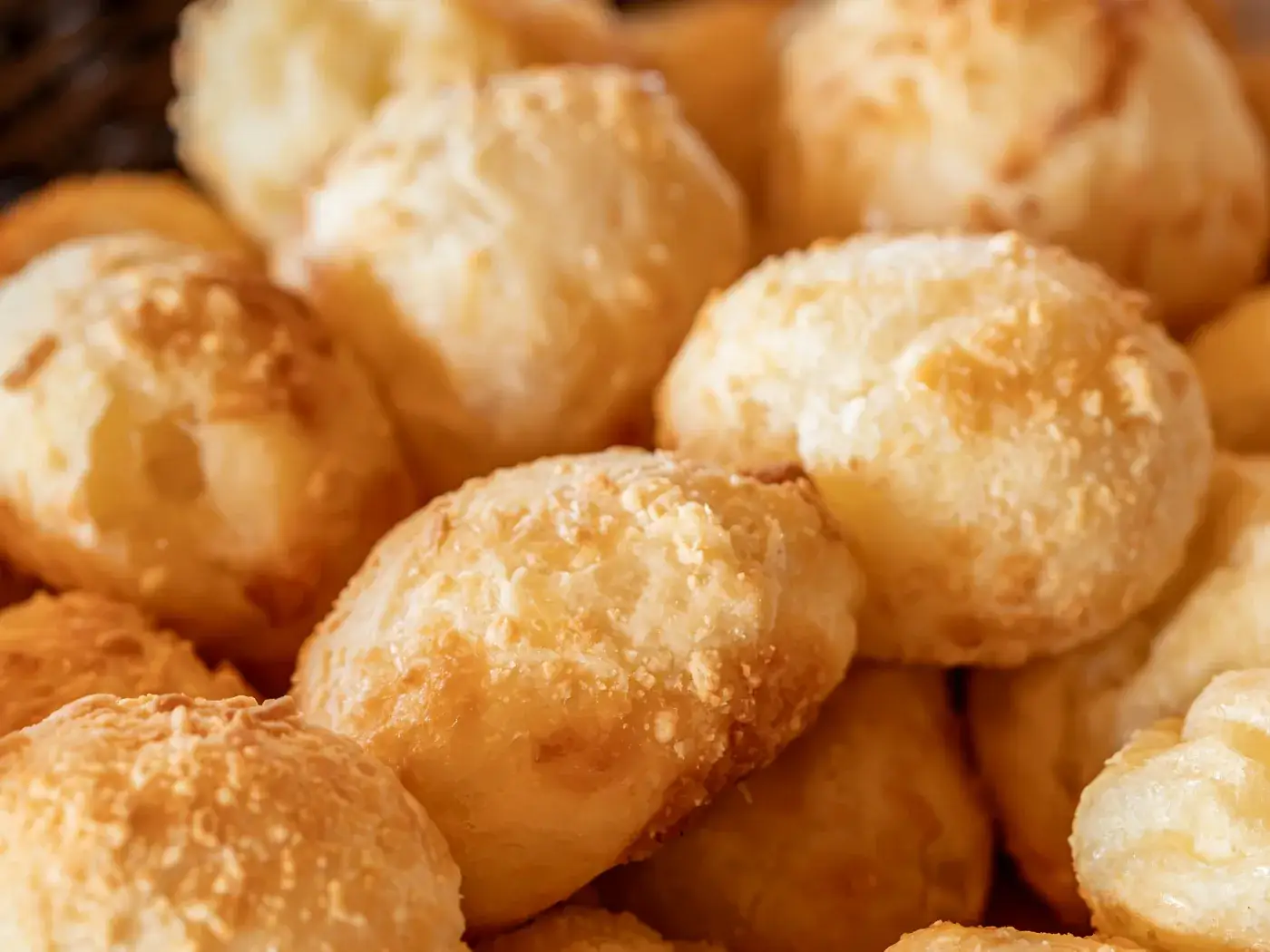 Pães de queijo numa cesta do buffet